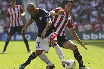 El centrocampista del Rayo Vallecano José María Movilla y el delantero del Athletic Club de Bilbao Óscar De Marcos luchan por el balón.