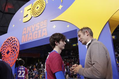 Iñaki Urdangarín habla con su hijo Pablo tras el encuentro de Liga Asobal entre el Barça y el Fraikin Granollers que conmemoró los 50 años del primer encuentro de balonmano en ese escenario, el 5 de marzo de 2022.