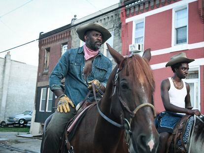 Idris Elba y Caleb McLaughlin en 'Cowboy de asfalto'.