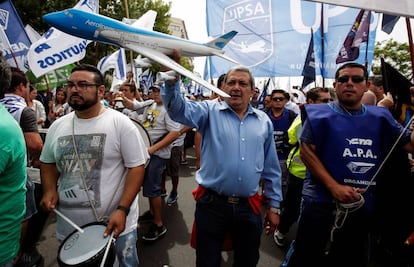 Decenas de trabajadores aeronáuticos se manifiestan contra las compañías 'low cost' en Argentina.