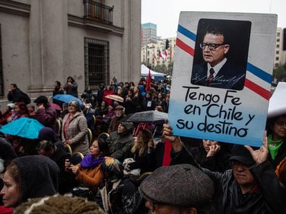 Ciudadanos portan pancartas con la imagen y palabras dichas por Salvador Allende, durante una manifestación en Santiago.