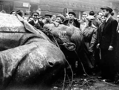 La gente se agolpa ante la derribada estatua de Stalin en Budapest el 24 de octubre de 1956.