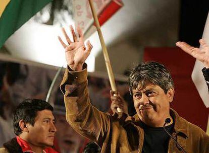 El gobernador de la provincia boliviana de Tarija, Mario Cossío, celebra el domingo la aprobación en referéndum del estatuto de autonomía.