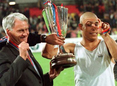 Bobby Robson y Ronaldo alzan la Recopa de Europa.