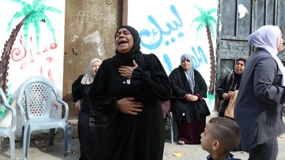Mujeres lloran por la muerte de seis chicos en Nur Shams.