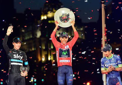 El ciclista colombiano,ganador de la Vuelta a España 2016 del equipo Movistar, Nairo Quintana (c), con el segundo clasificado,el británico del equipo Sky,Chris Froome (i) y con el tercer clasificado, su compatriota del equipo Orica,Esteban Cháves.