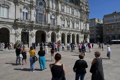 Un grupo de personas participa en una concentración en repulsa por el crimen machista en A Coruña este jueves.