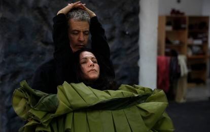 Eva Yerbabuena y Fernando Suels, en un ensayo de 'Al igual que tú', en el estudio de la bailaora en Dos Hermanas (Sevilla).