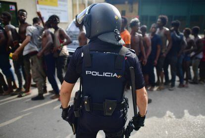 Un policia en el CETI de Ceuta, durante la llegada de más de 100 migrantes tras el salto a la valla.