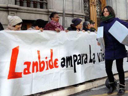 Protesta ante la sede de Emakunde, en Vitoria, este viernes contra las normas de concesi&oacute;n de ayudas a mujeres v&iacute;ctimas de maltrato. 