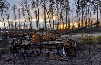 Un tanque quemado se ve cerca de la ciudad de Gostomel, que fue recapturado por el ejército ucraniano en la zona de Kiev.