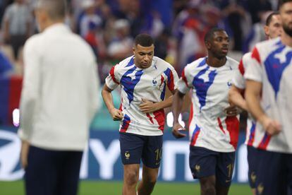 Kylian Mbappé, de Francia,  calienta en el campo. 