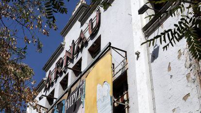 Fachada en ruinas del teatro Arnau.