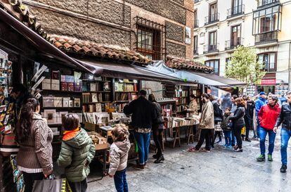 La madrileña calle de San Ginés merece una visita por dos motivos: la chocolatería del mismo nombre (abierta las 24 horas los 365 días del año) y la pequeña librería que se encuentra en la esquina con la concurrida calle Arenal. Es una de las librerías más antiguas de la ciudad española. Fundada entre los siglos XVII y XVIII (no se conoce la fecha exacta), en este pequeño espacio se encuentran libros, láminas y otros curiosos artículos de segunda mano. Cada día del año, menos en Navidad y Año Nuevo, sacan cientos de libros de segunda mano (desde narrativa a manuales técnicos de medicina o filosofía) de la caseta de madera para colocarlos en unos estantes ante los que se reúnen por igual madrileños y turistas. Dirección: Pasadizo de San Ginés, 2, Madrid. Más información: <a href="https://www.facebook.com/Librer%C3%ADa-San-Gin%C3%A9s-110087389064491/"_blank">Facebook San Ginés</a>