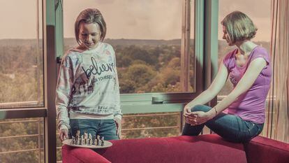 Anna Muzychuk (con camiseta rosa) y su hermana Mariya, campeona del mundo 2015 de ajedrez. 