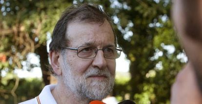 Mariano Rajoy, atiende a los medios de comunicaci&oacute;n durante su paseo por las orillas del r&iacute;o Umia (Pontevedra).