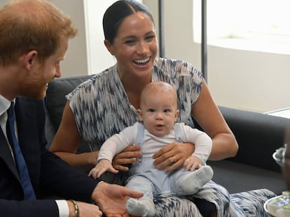 Enrique de Inglaterra, Meghan Markle y su hijo Archie, durante su visita a Sudáfrica en septiembre de 2019.