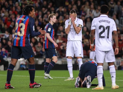 Karim Benzema durante el partido de Liga entre el Barcelona y el Real Madrid, en el Camp Nou.