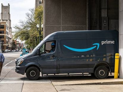 Una furgoneta de Amazon Prime realiza un servicio en Minnesota, Estados Unidos.