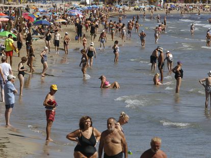 Turistas en la playa de Alicante en la última semana de septiembre