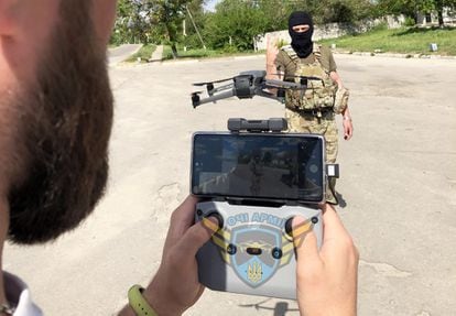 Sergey Gnidko (left) shows one of the drones delivered by Los Ojos del Ejército to a Ukrainian military officer.