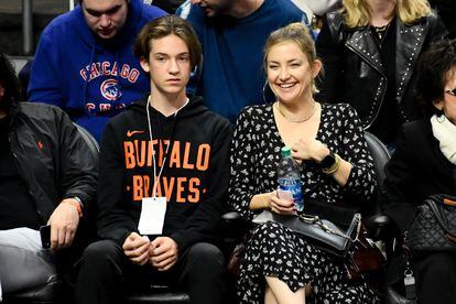 Kate Hudson y su hijo Ryder Robinson durante un partido de baloncesto en Los Ángeles.