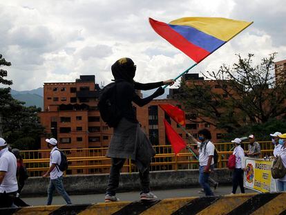 Un ciudadano ondea la bandera colombiana durante una protesta contra el gobierno del presidente Iván Duque el 26 de mayo de 2021.