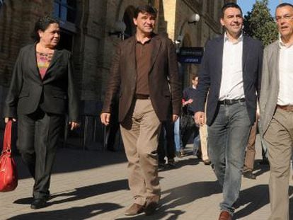 Mario Jim&eacute;nez y otros representantes socialistas, en la estaci&oacute;n de Renfe de Huelva. 