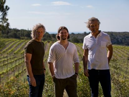 El músico Bon Jovi, su hijo, Jesse Bongiovi, y el viticultor francés Gérard Bertrand.