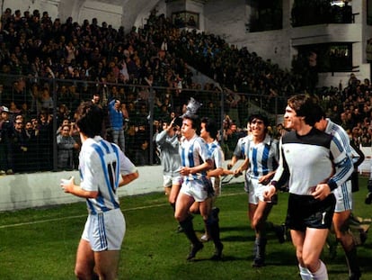 Los jugadores de la Real celebran con su público la Supercopa de 1982.