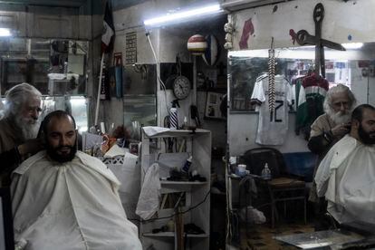 Don Manuel Ibarra trabaja en su barbería en la colonia Roma de Ciudad de México, el 17 de noviembre de 2020.