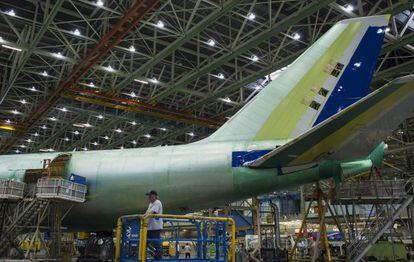 Cola de un B747-8 en la planta de Boeing en Everett