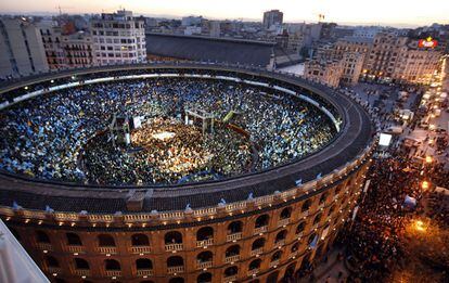 La plaza de toros de Valencia en el mitin multitudinario de Mariano Rajoy (PP) el 6 de marzo de 2008.