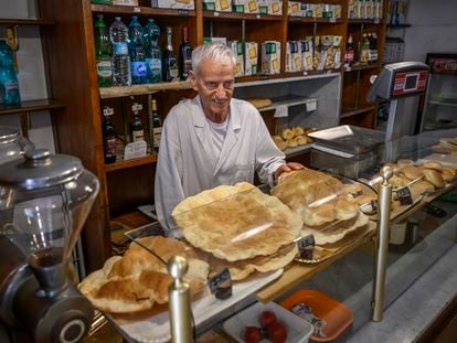 El panadero de los papas, Angelo Arrigoni, en su panadería el 6 de julio.