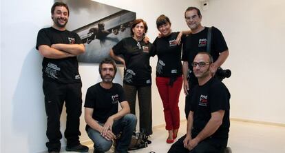 Los profesionales que organizan el festival Photón, ante una obra de Fernando Moleres, en el IVAM.