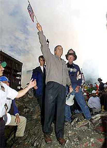 George W. Bush ondea una bandera de EE UU en la <i>Zona Cero</i>.