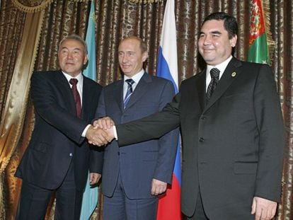 Los presidentes de Kazajist&aacute;n, Narsultan Nazarb&aacute;yev, Rusia, Vlad&iacute;mir Putin y Turkmenist&aacute;n, Gurbanguli Berdimuhamedov.