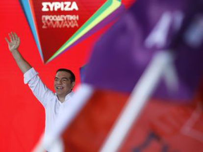 El primer ministro griego llegó al poder como una promesa contra los recortes de Bruselas. Cuatro años después, la ciudadanía está decepcionada por sus cambios de guion