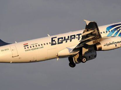 Fotograf&iacute;a de archivo fechada el 21 de abril de 2012 que muestra al Airbus A320 de la compa&ntilde;&iacute;a Egyptair registrado con la matr&iacute;cula SU-GCC en el aeropuerto de Estambul en Turqu&iacute;a. Los equipos de b&uacute;squeda del avi&oacute;n de Egyptair siniestrado en el Mediterr&aacute;neo el pasado 19 de mayo hallaron hoy la caja negra de la cabina, inform&oacute; el Ministerio egipcio de Aviaci&oacute;n Civil en un comunicado. EFE/Kivanc Ucan S&Oacute;LO USO EDITORIAL/PROHIBIDA SU VENTA