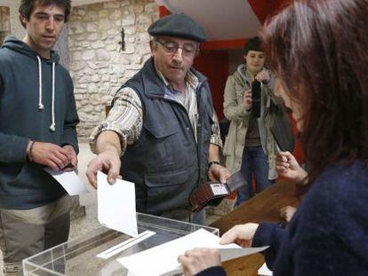 Vecinos de Igeldo votando sobre la segregaci&oacute;n de San Sebasti&aacute;n. 