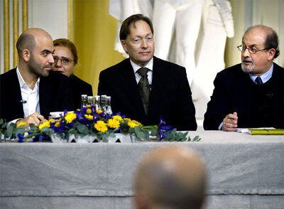 De izquierda a derecha, Roberto Saviano; el secretario de la Academia Sueca, Horace Egdahl, y Salman Rushdie, ayer durante la charla sobre la libertad de expresión.