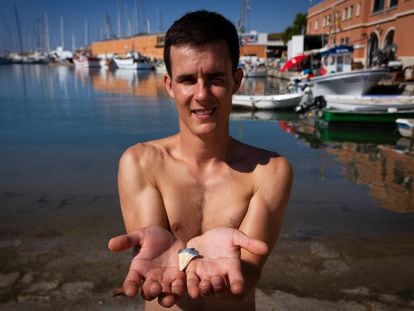 El pescador Joan Martorell, quién encontró un diente de tiburón blanco mientras trabajaba en las costas de Mallorca, fotografiado esta semana.