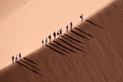 Excursionistas en una de las dunas del desierto del Namib.
