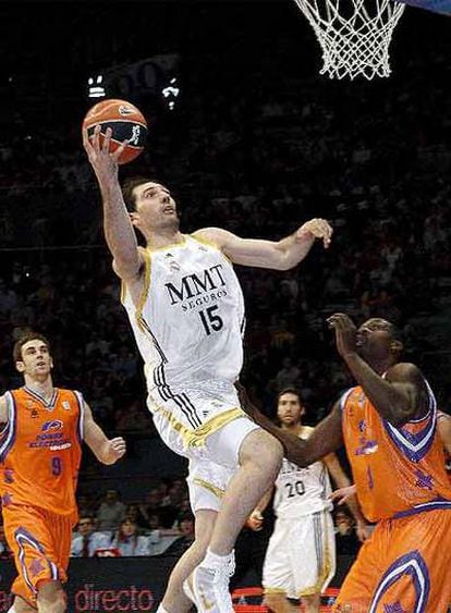 Garbajosa entrando a canasta ante el valencianista Pietrus.