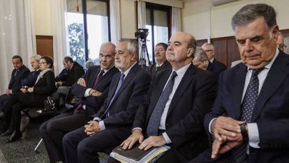 Los expresidentes de la Junta andaluza, Manuel Chaves y José Antonio Griñán, el ex consejero de la Presidenta, Gaspar Zarrías, y el ex consejero de Empleo, José Antonio Viera, durante el juicio de los ERE.