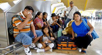 Familia de inmigrantes latinoamericanos que parte de retorno, en la T4 del aeropuerto de Barajas.