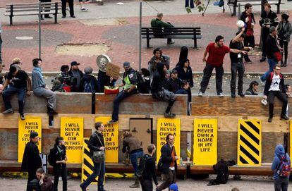 Miembros del movimiento Ocupa Wall Street, en la plaza Duarte de Nueva York, esta mañana.