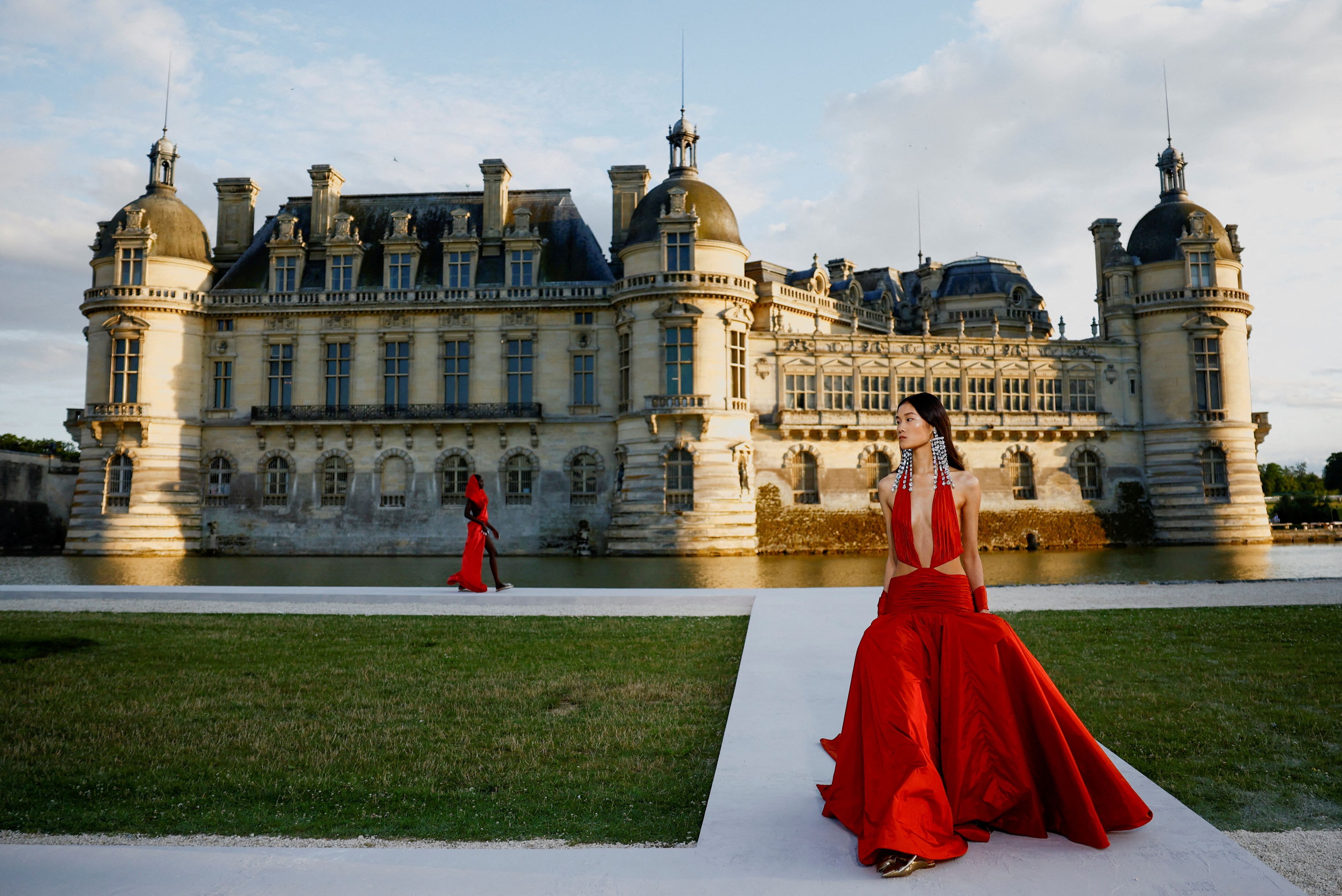 El palacio de Chantilly, al norte de París, fue el escenario elegido por  Pier Paolo Piccioli para presentar la colección de alta costura para la próxima temporada de Valentino.