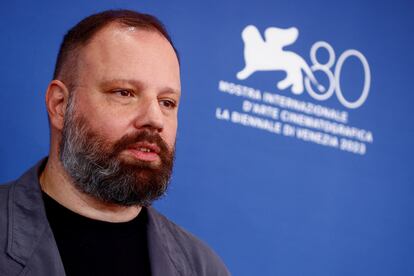 Yorgos Lanthimos, hoy en el Lido de Venecia, antes de la presentación ante la prensa de 'Poor Things'.
