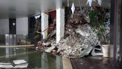 Interior del Hotel Rigopiano, alcanzado por una avalancha previsiblemente producida por alguno de los cuatro terremotos de magnitud superior a los 5 grados registrados en el centro de Italia.Imagen de un video facilitada por la Guardia Financiera.